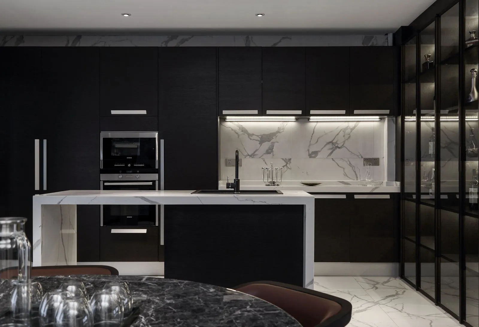 Charcoal modern kitchen with a compact island by Vamaylo